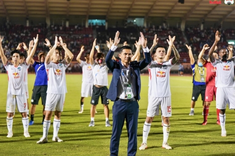 Thủ môn HAGL có 'phản ứng đặc biệt' với đồng đội trong trận hòa với 'ông lớn nước Úc'