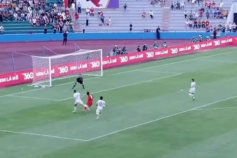 VIDEO: Ronaldo đi bóng 'cực dẻo' kiếm pen cho U23 Indonesia