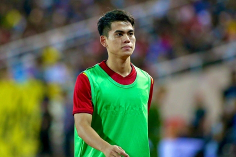 Bộ đôi tuyển thủ Việt Nam tiếp sức đồng đội trên khán đài tại AFF Cup