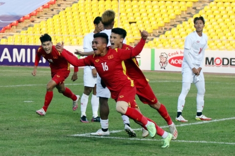 Tân binh của ĐT Việt Nam tiếp tục được khen thưởng sau 'bàn thắng vàng'