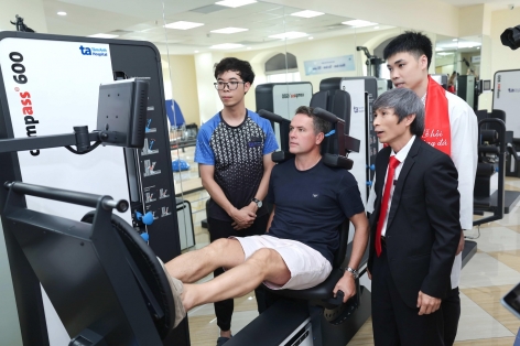 Huyền thoại Manchester Reds trải nghiệm công nghệ Y học thể thao đỉnh cao tại Việt Nam