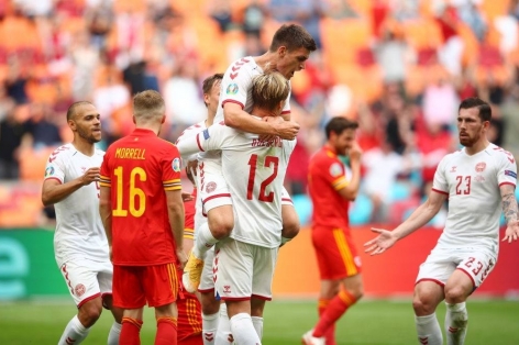 Kasper Dolberg lập siêu phẩm vào lưới xứ Wales