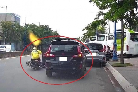 Va chạm do mở cửa xe thiếu quan sát: Cảnh báo thói quen nguy hiểm của nhiều tài xế ô tô