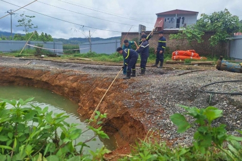 Bắc Kạn: Vẫn chưa tìm thấy nạn nhân rơi xuống 'hố tử thần' giữa quốc lộ