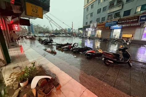 Giông lốc bất ngờ quét qua miền Bắc: Hà Nội - Quảng Ninh thiệt hại nặng, lật tàu du lịch khiến hàng chục người tử nạn
