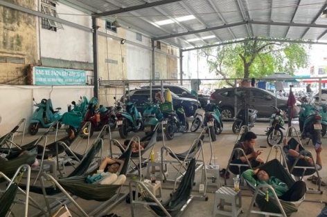 Nở rộ quán cà phê kiêm trạm sạc xe điện: Tiện lợi hay tiềm ẩn nguy cơ cháy nổ?