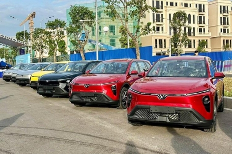 VinFast chính thức giao lô xe điện Limo Green đầu tiên đến tay người dùng Việt