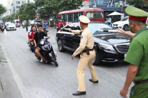 CSGT Hà Nội xử lý nhiều học sinh chạy xe máy không biển số, không đội mũ bảo hiểm