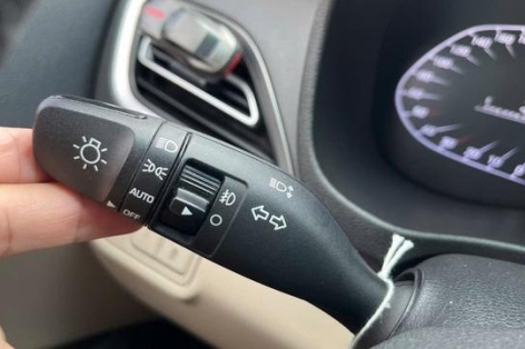 Nhiều tài xế vẫn gạt đèn xi-nhan sai cách khi vượt ô tô: Nguyên nhân do đâu?