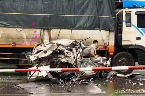 Vụ tai nạn liên hoàn trên quốc lộ 1A: Hết hồn cảnh tài xế chui ra từ chiếc ô tô bẹp rúm