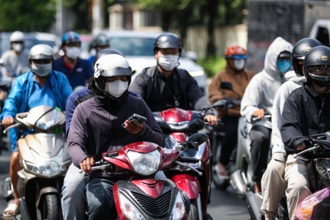 Thực hư chuyện bị phạt khi dùng điện thoại lúc dừng đèn đỏ – Cục CSGT nói gì?