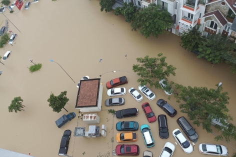 Mưa lớn nhấn chìm nhiều khu vực ở Nha Trang, hàng trăm ô tô ngập trong nước lũ