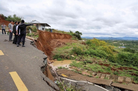 Mưa lũ gây sạt lở nghiêm trọng ở Tây Nguyên - Nam Trung Bộ, nhiều tuyến đường bị chia cắt