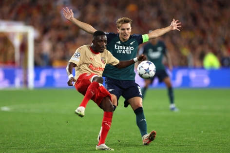 Mất người tai hại, Arsenal thua ngược đội đua trụ hạng ở Cúp C1