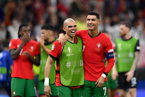Ronaldo trượt 11m, Bồ Đào Nha vẫn đi tiếp nhờ 3 lần cản PEN của Diogo Costa