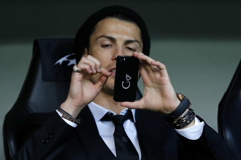 Ronaldo tặng Iphone đời mới cho các đồng đội Real