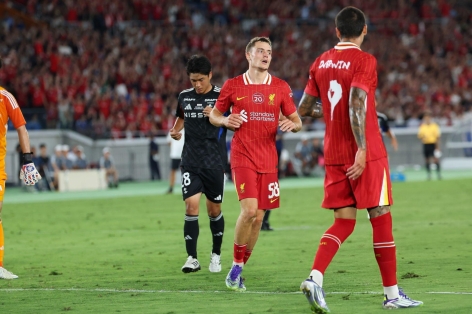 Tân binh tỏa sáng, Liverpool ngược dòng đánh bại đội Nhật Bản