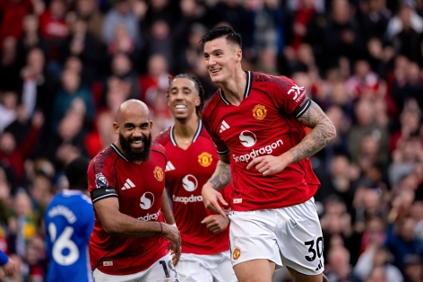 Tiền đạo cao 1m95 báo tin không thể vui hơn tới MU