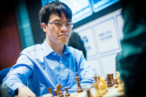 “Vua cờ” Carlsen đập bàn tiếc nuối khi để Lê Quang Liêm cầm hòa