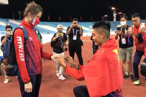 Video: HCV SEA Games 31 Nguyễn Tiến Trọng cầu hôn bạn gái ngay tại SVĐ
