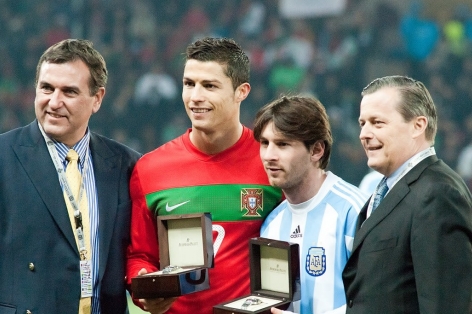 Vượt kỷ lục thế giới của Ronaldo, Messi vẫn bị chế nhạo