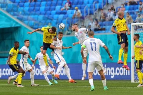 Lustig đánh đầu gây sóng gió cho Slovakia