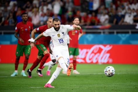 Benzema ghi bàn gỡ cho Pháp theo đúng cách Ronaldo mở tỷ số