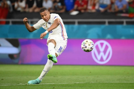 Mbappe bỏ lỡ cơ hội mở tỷ số khi đối mặt thủ môn Bồ Đào Nha