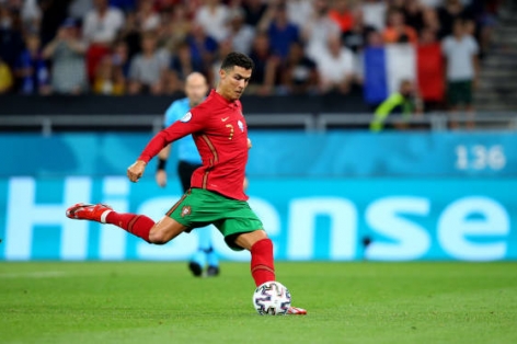 Ronaldo bắt kịp kỷ lục ghi bàn của bóng đá thế giới