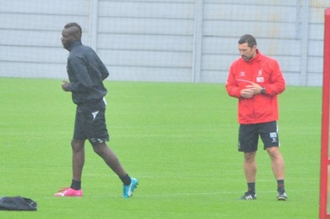 VIDEO: Balotelli 'thui thủi' 1 mình trên sân tập của Liverpool