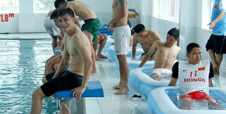 Học theo Ronaldo, các tuyển thủ Việt Nam ngâm mình trong nước đá
