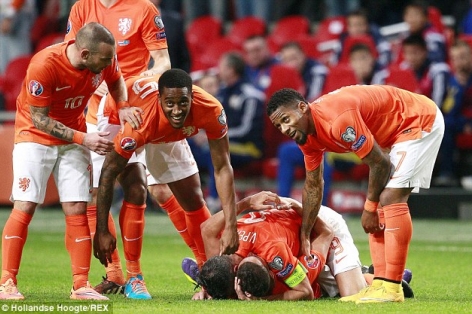 Van Persie tỏa sáng, Hà Lan thắng nhọc Kazakhstan