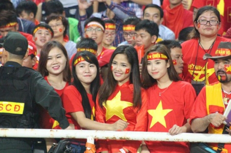 Những bóng hồng 'đốt cháy' khán trận Việt Nam 3-1 Philippines