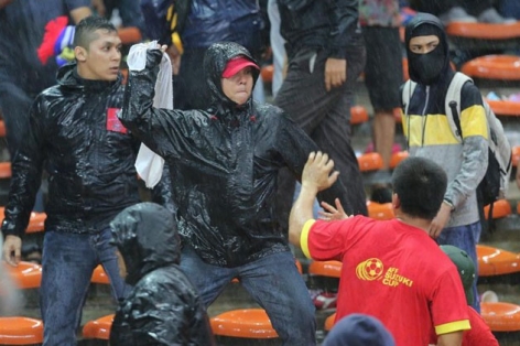 CĐV Việt Nam bị hành hung trên sân Shah Alam của Malaysia