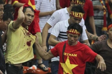 Báo chí quốc tế phản ánh việc CĐV Malaysia đánh người