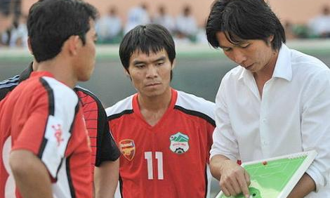 Cầu thủ HAGL hào hứng khi tái ngộ thần tượng của mình tại Thái Lan