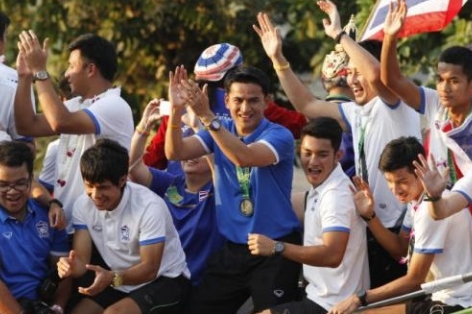 Vô địch AFF Cup, HLV Kiatisuk đặt mục tiêu 'sốc' trong năm tới