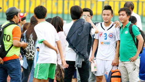 Người hâm mộ Cần Thơ 'quây' kín 2 tuyển thủ U23 Việt Nam