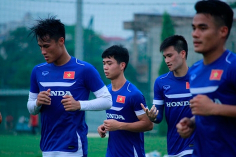 Công Vinh nhiệt tình truyền kinh nghiệm cho Công Phượng
