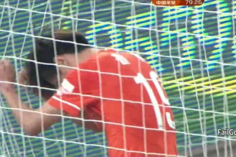 VIDEO: Cầu thủ suy sụp với pha bỏ lỡ không tưởng tại giải VĐQG Trung Quốc