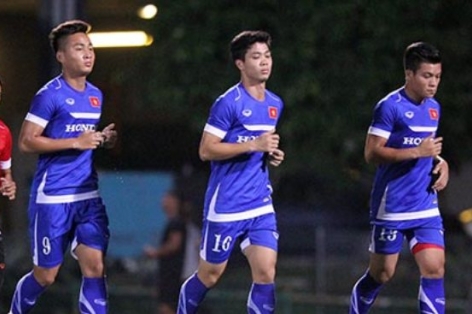 VIDEO: Buổi tập đầu tiên của U23 Việt Nam trên đất Singapore