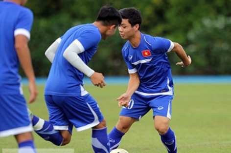 VIDEO: Công Phượng bị xâu kim khi đá ma cùng U23 Việt Nam