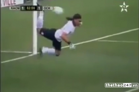 VIDEO: Thủ môn bắt chước skill 'bọ cạp' của Rene Higuita