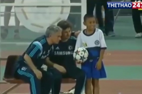 VIDEO: HLV Mourinho chụp ảnh cùng cậu bé nhặt bóng ở Thái Lan