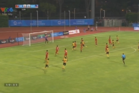 Video SEA Games 28: Pha sút phạt nguy hiểm của U23 Malaysia
