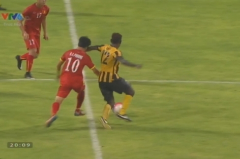 Video SEA Games 28: Tình huống Công Phượng bị đánh nguội bằng cùi chỏ