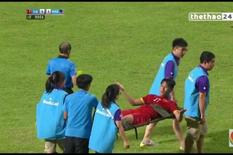VIDEO: Tình huống Mạc Hồng Quân vừa bị vào bóng thô bạo, vừa phải nhận thẻ vàng