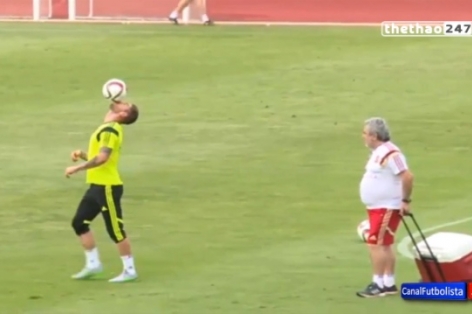 VIDEO: Ramos phô diễn kỹ thuật trong buổi tập của tuyển Tây Ban Nha