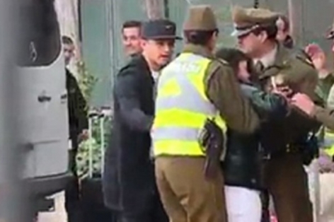 VIDEO: Hành động đẹp của Sanchez với fan nữ ở quê nhà Chile