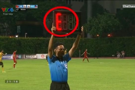 VIDEO: Nghi vấn trọng tài SEA Games 28 không biết sử dụng bảng điện tử
